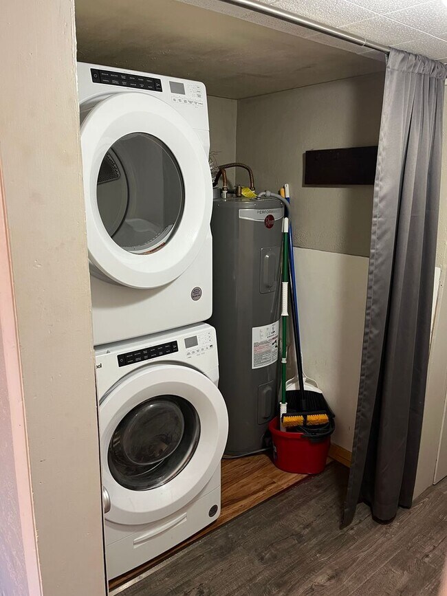 Building Photo - 3-bedroom 2 bath Corner Lot