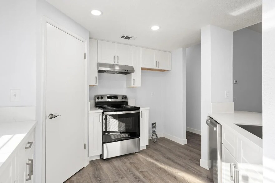 Building Photo - 6643 Laguna Park Dr