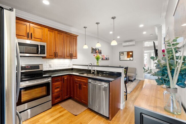 Building Photo - 695 E 8th St