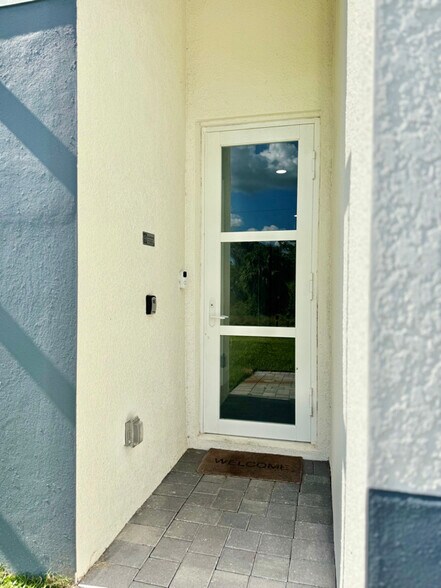 Building Photo - 2504 Leda Ave S