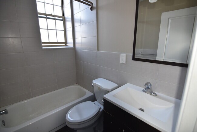 Building Photo - 4714 Chestnut St