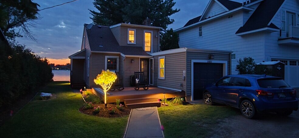 Lovely night lighting - 2003 Arbor Ln