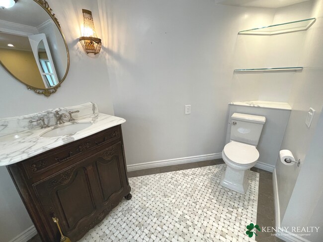 Building Photo - Large Five Bedroom, Three Bathroom with In...
