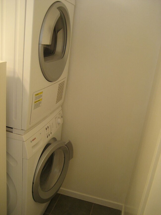 Building Photo - Studio with Full Bath, 1 assigned parking ...