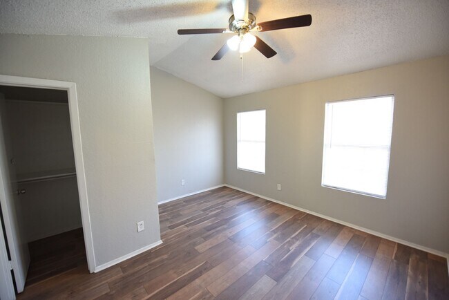 Building Photo - Spacious 2 story town home with fenced yard!