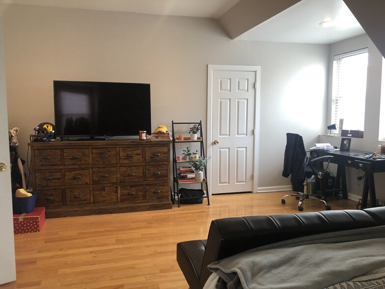 Huge Master Bedroom - 5931 Walnut St