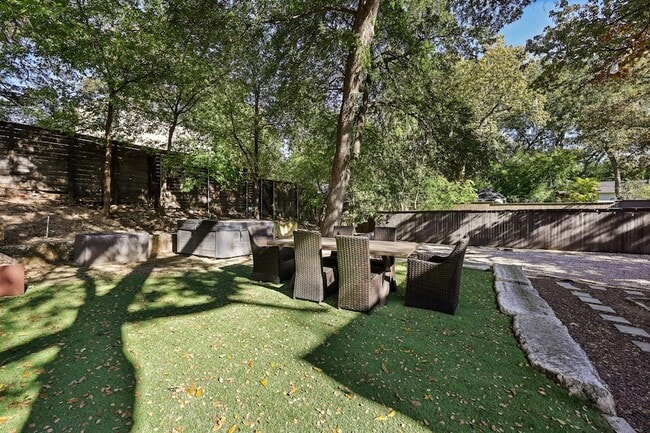 Building Photo - 8635 San Leandro Dr