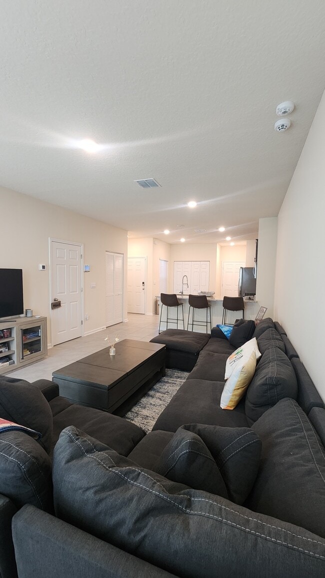 Building Photo - Beautiful Townhome in Waterford Lakes 2 Bedroom 2.5 baths and 1 Car Garage