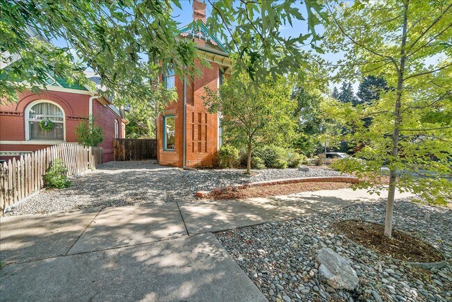 Building Photo - Beautiful 3 Bedroom Victorian Home, With B...