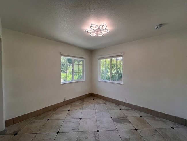 Building Photo - 912 Yosemite Ln