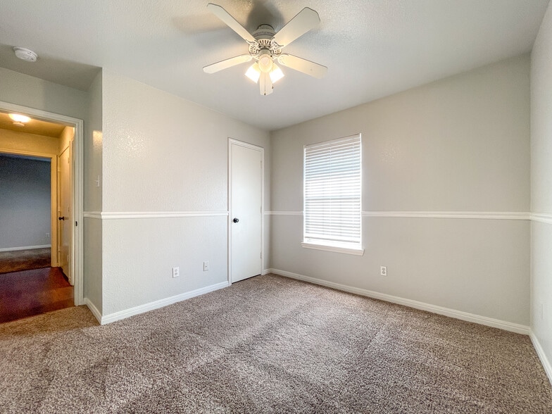 Building Photo - 10145 Valencia Dr