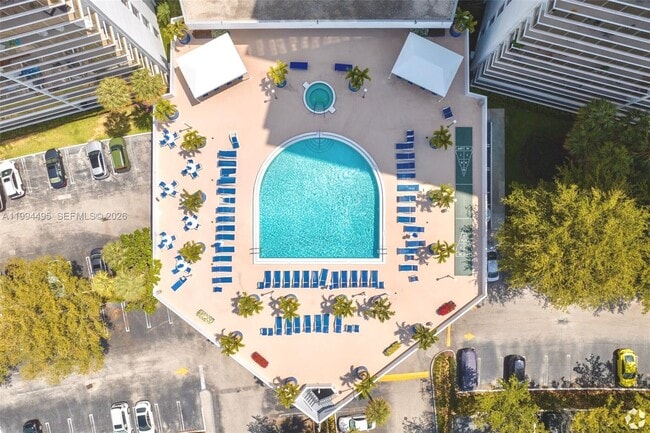 Building Photo - 3701 N Country Club Dr