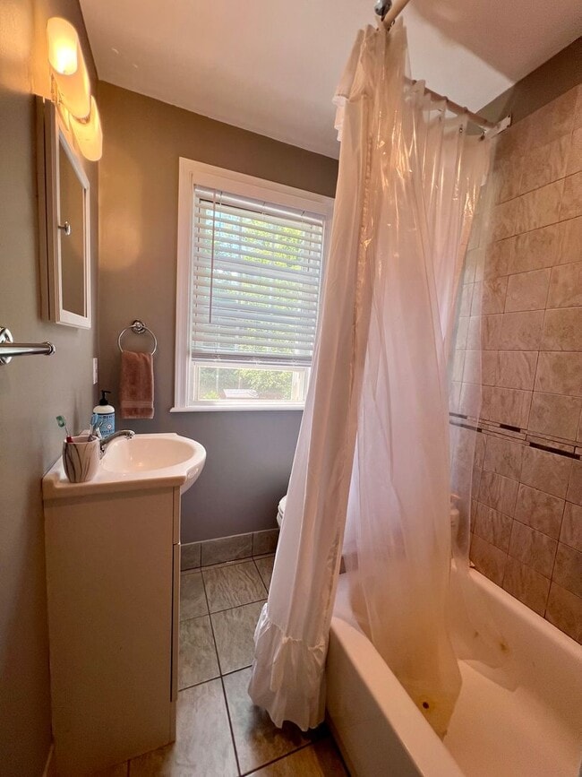 Building Photo - Gorgeous 3-Bedroom Home in Drexel Hill with Garage! Available mid-May!