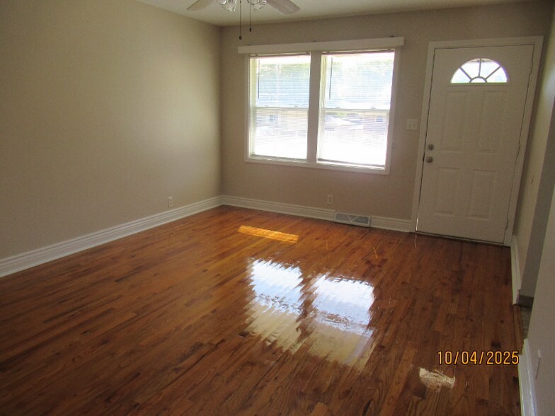 Building Photo - 400 Watrous Ave