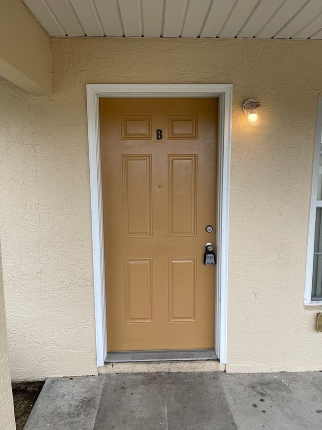 Building Photo - 2 Bedroom/2 Bathroom Apartment