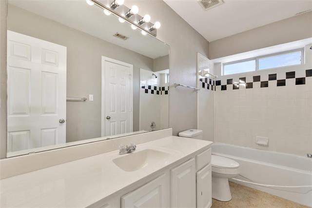 Building Photo - 2026 Camelot Dr