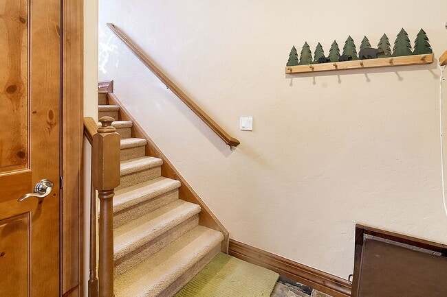 Building Photo - Beautiful townhome, ski shuttle, views, ut...