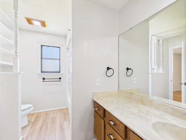 Building Photo - 2-Bed Duplex on Frederick Road !"