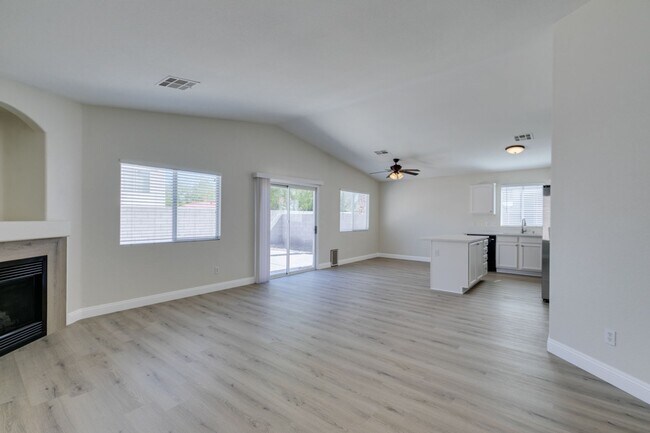 Building Photo - Stunning 3 bedroom, 2 bathroom house located in Silverado Ranch.