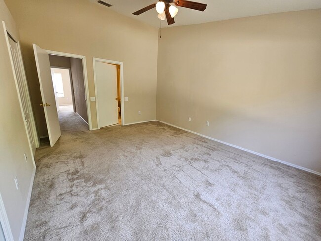 Building Photo - Brandon townhome with 2 bedrooms, 2 baths ...