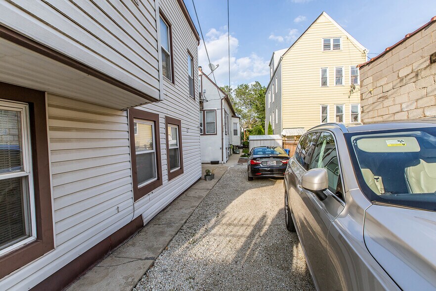 Building Photo - 2842 N Hamlin Ave