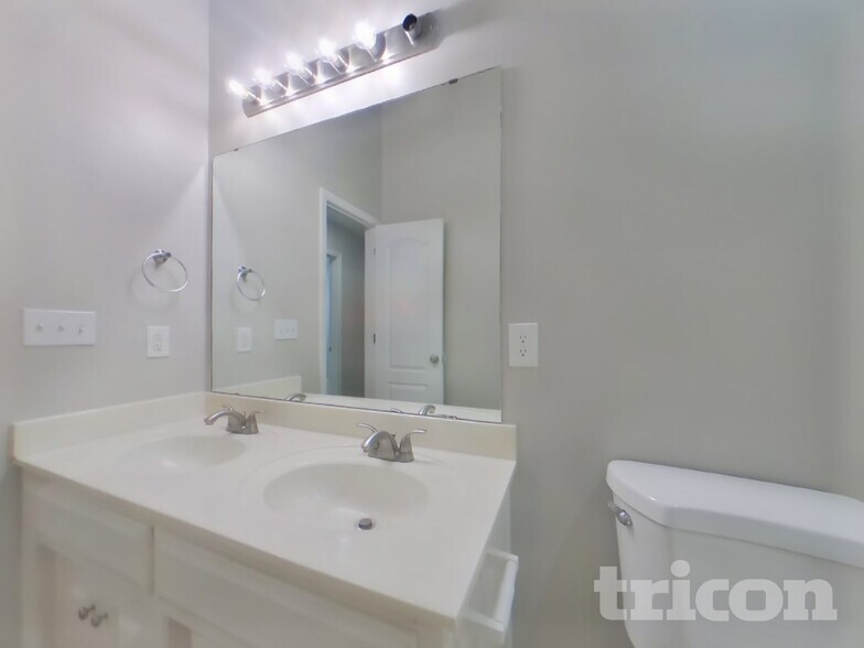 Building Photo - 2220 Makayla Ln