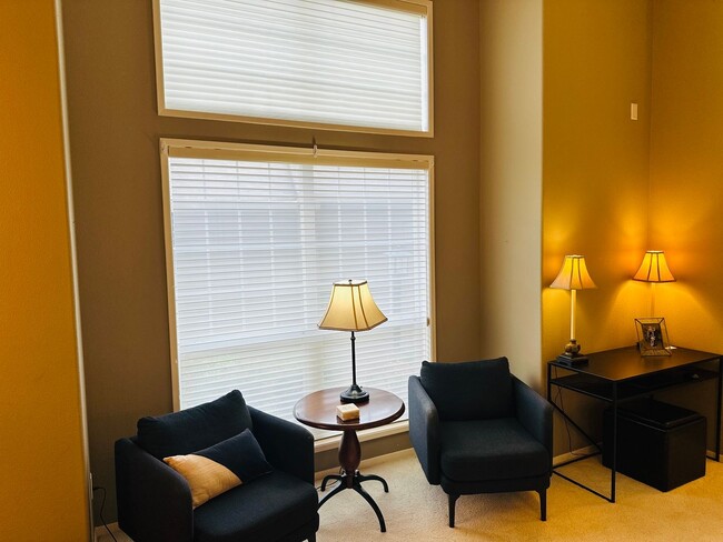 Building Photo - Charming Condo In the Center of Vancouver