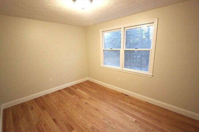 Building Photo - 4 Pinecrest Village