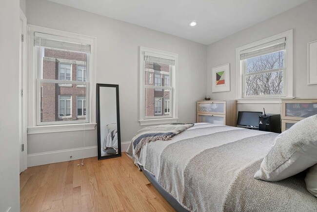 Building Photo - 208-210-210 W Seventh St