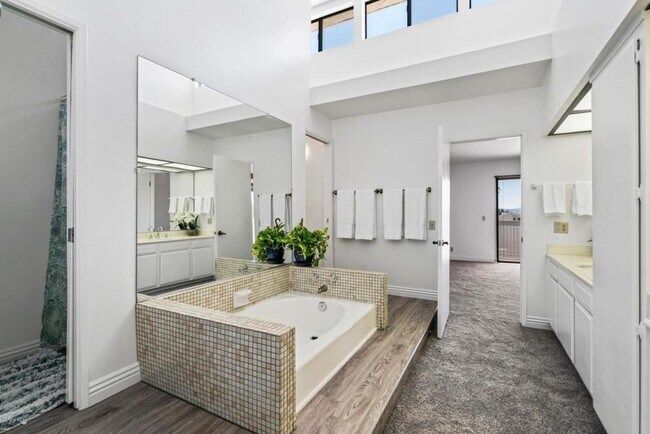 Building Photo - Hillside Hideaway in Thousand Oaks