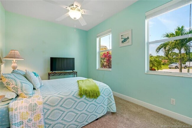 Building Photo - 521 NE Abaca Way