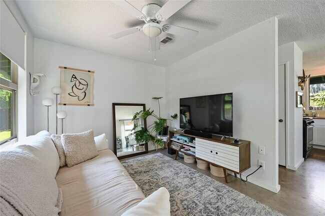 Building Photo - 1513 Corona Dr
