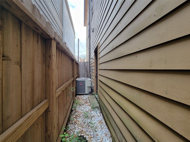 Building Photo - 1605 W 14th St