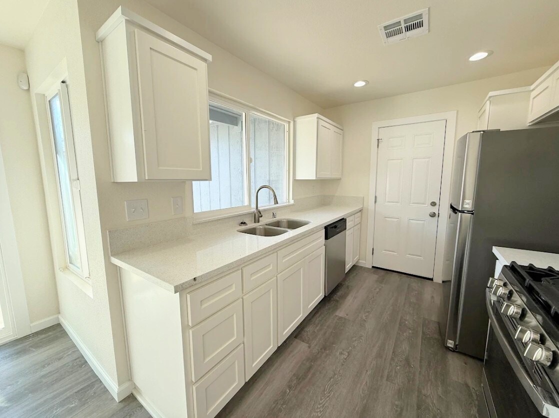 Building Photo - 1420 Lansing St