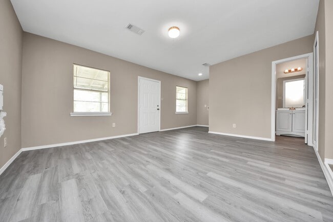 Building Photo - 17111 River Rd