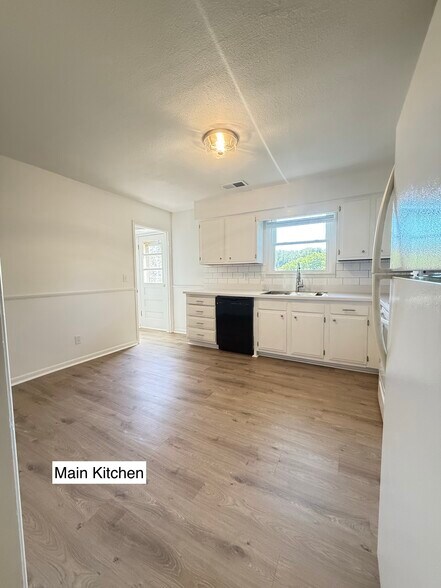 Building Photo - 214 Rosehill Dr