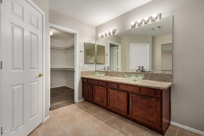 Building Photo - 10377 W Piccadilly Rd