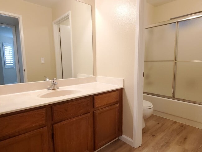 Building Photo - Spacious Downstairs Condo, New Wood Floori...