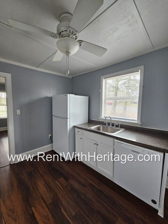 Building Photo - GORGEOUS HISTORICAL APARTMENT HOME / TOTALLY UPGRADED INTERIOR / CLOSE TO EVERYTHING!
