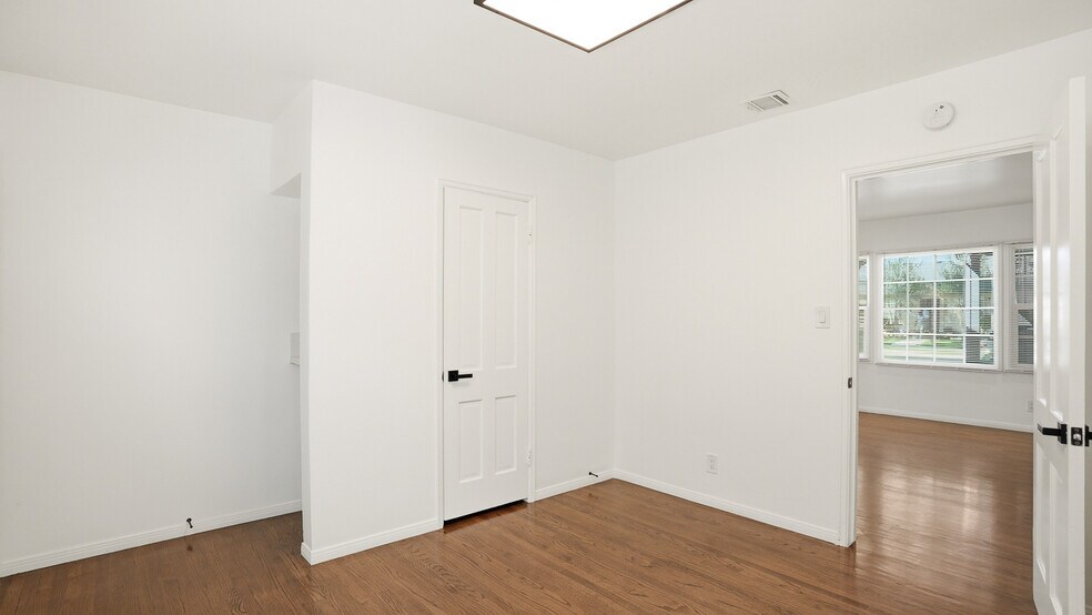 Building Photo - 3936 S Victoria Ave