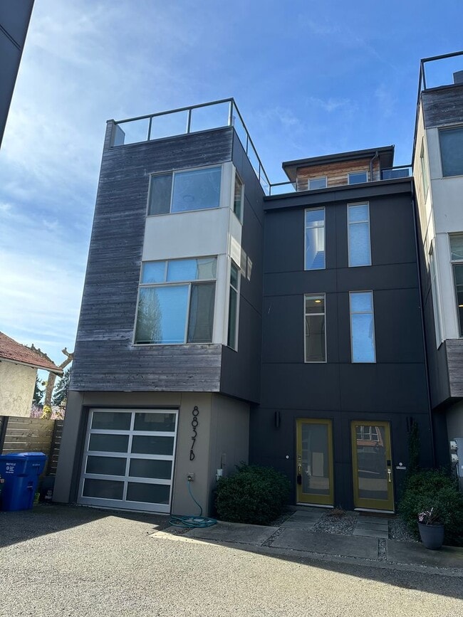 Building Photo - Location! Location! Modern 3 bed, 2.5 bath, Townhome near Greenlake!