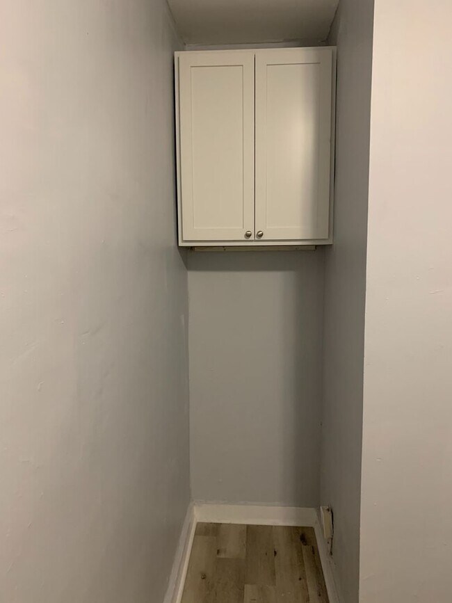 Building Photo - Student-Friendly 1-Bedroom Apartment | Heat & Hot Water Included | Steps from Center Square