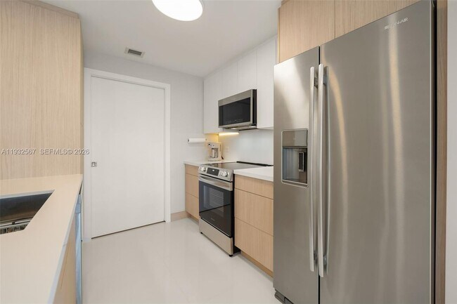 Building Photo - 600 NE 27th St