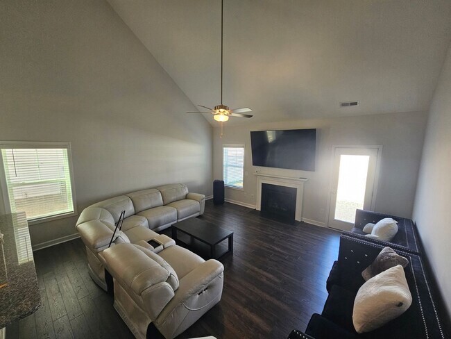 Building Photo - Like New Home featuring 4 Bedrooms, a Loft, and a fully fenced Yard!