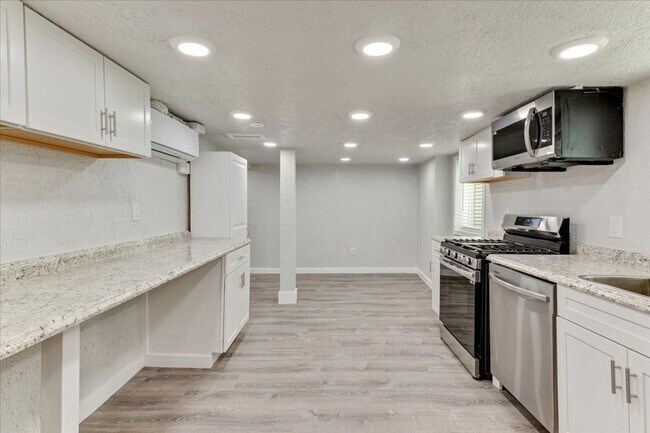 Building Photo - 672 S 200 W