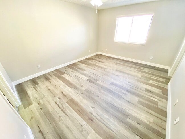 Building Photo - BEAUTIFUL 2 BED 2 BATH SECOND FLOOR CENTRAL LAS VEGAS CONDO