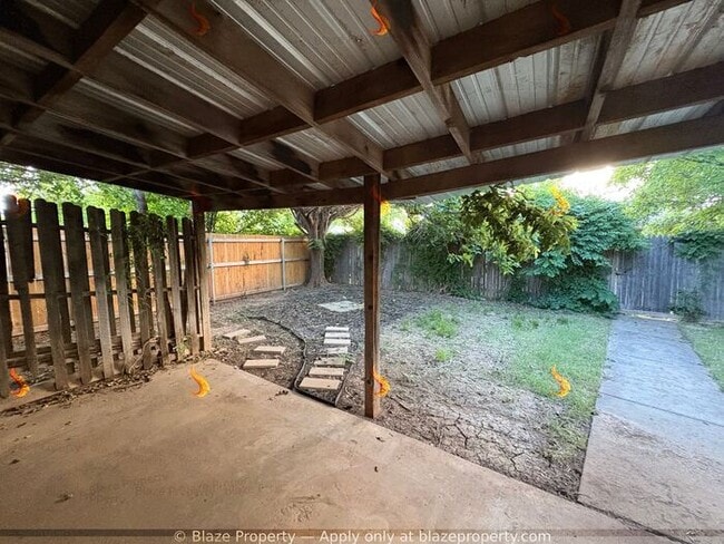 Building Photo - Charming 3 Bed, 2 Bath Home with Garage & ...