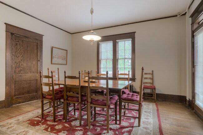 Building Photo - 207 Otey St