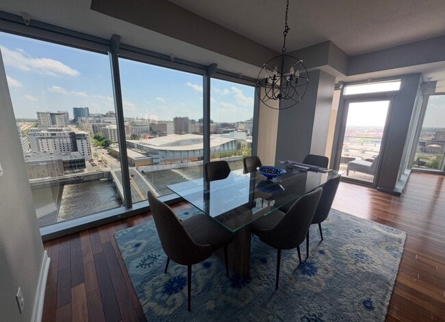 Building Photo - Three Bedroom - RiverHouse Condo!