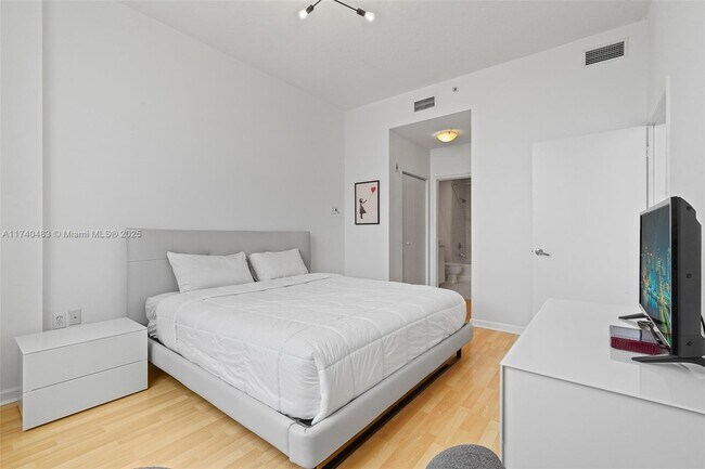 Building Photo - 2775 NE 187th St